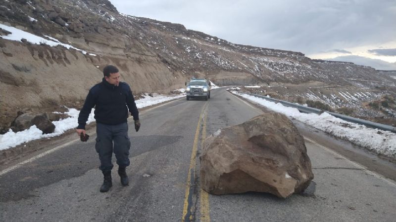 Cayeron rocas sobre la Ruta 40 y piden extremar las precauciones